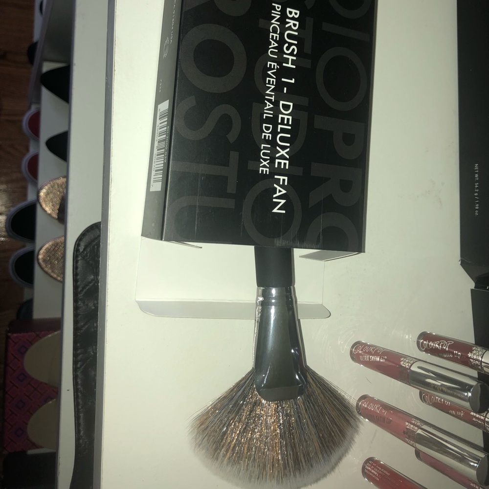 Makeup brush fan